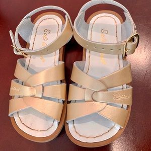 9T Gold Saltwater Sandals